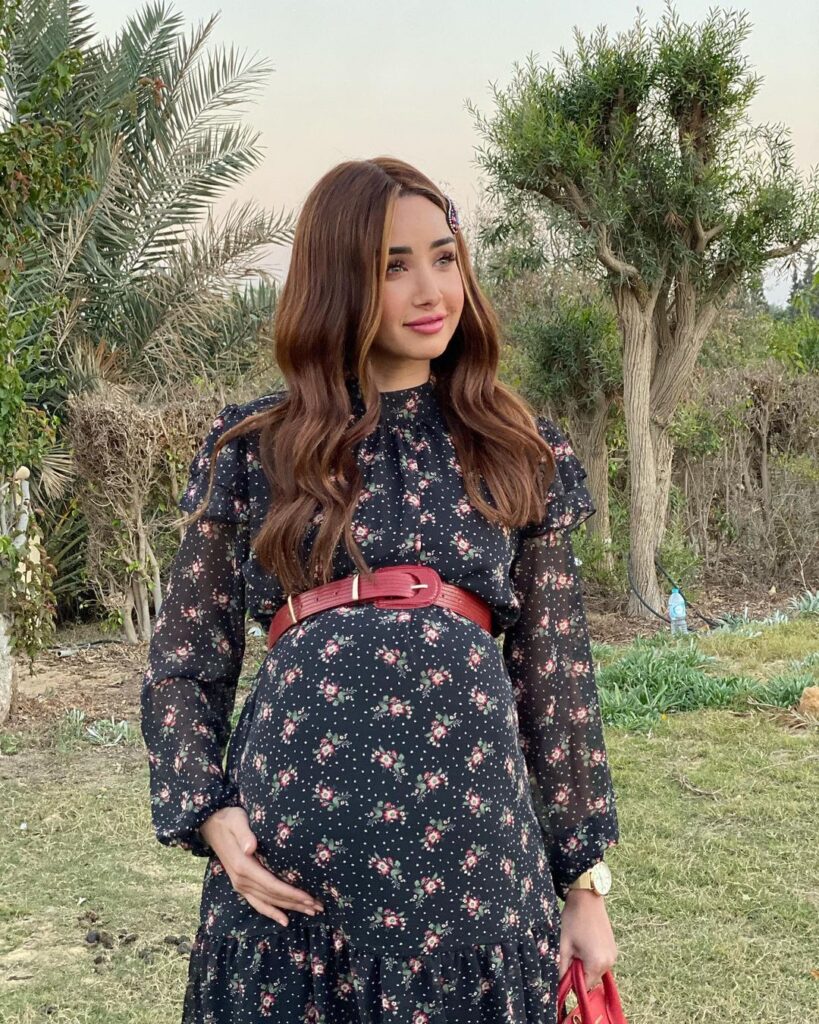 هنا الزاهد حامل