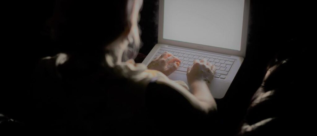 ماذا يحدث للرجل عند مشاهدة الأفلام الإباحية