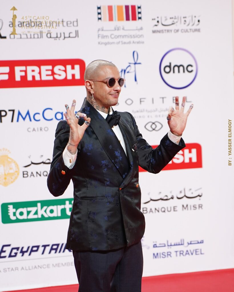 اطلالات ابطال فيلم في الكاميرا على السجادة الحمراء لمهرجان القاهرة السينمائي 7 اطلالة-احمد-الفيشاوي