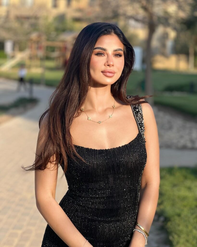 منة عرفة بكامل أنوثتها بالأسود بعد نجاح وتقابل حبيب 1