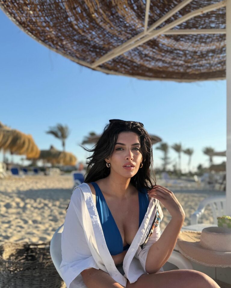 سارة بركة بالمايوه في الساحل الشمالي