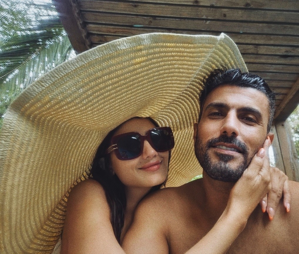 محمد سامي يغازل زوجته مي عمر في جزر سيشل 3 محمد سامي ومي عمر
